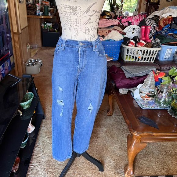 Women’s Levi’s boyfriend jeans with distressed holes. THE ZIPPER IS BROKEN. - Picture 14 of 16